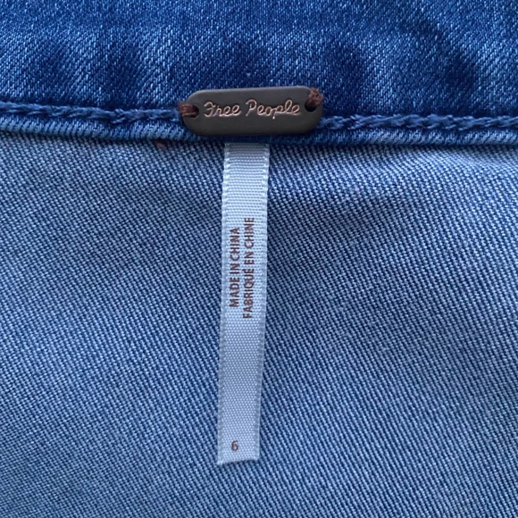 FREE PEOPLE • Denim Skirt with Tortoise Buttons, Medium Wash, size 6 - Picture 14 of 15